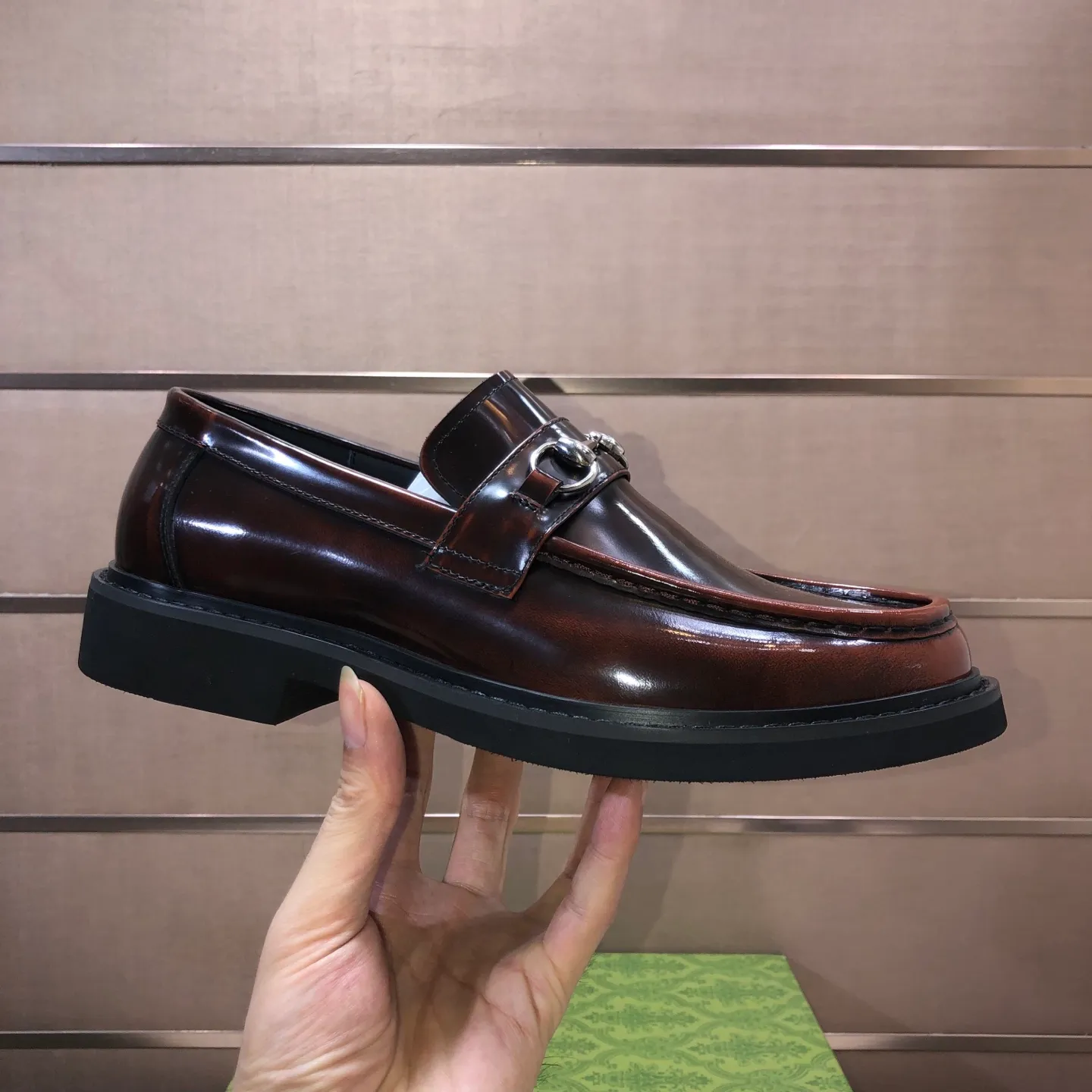 Ex-factory price 540💰The top Italian luxury men’s shoe giant (GUCCI) (Gucci) (full cowhide lining) is now available🍃Original European style🔰 Pleasant to the eye😍In order to make the shoes more durable and non-deformable🌀The production continues to follow traditional methods but there is still no lack of innovation💪Select original sheepskin for the leather♻️ Smooth, natural and exceptionally bright⭐Made of imported cowhide The rich man’s first choice 38-45 (45 customized)